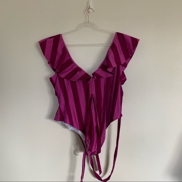 New Eloquii ruffle shoulder one piece belted swimsuit in Swimmer stripe Size 26 - Picture 4 of 6